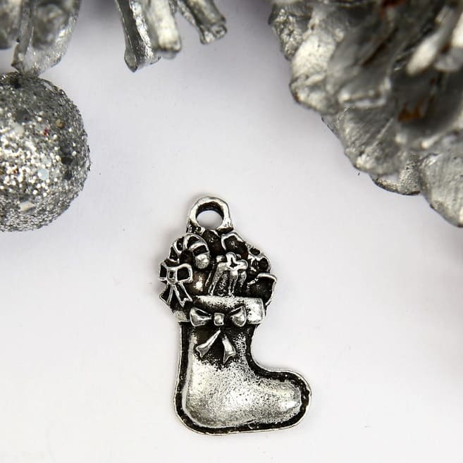 Декор металл Новогодний сапог с подарками, серебро, 2*2,1 см.