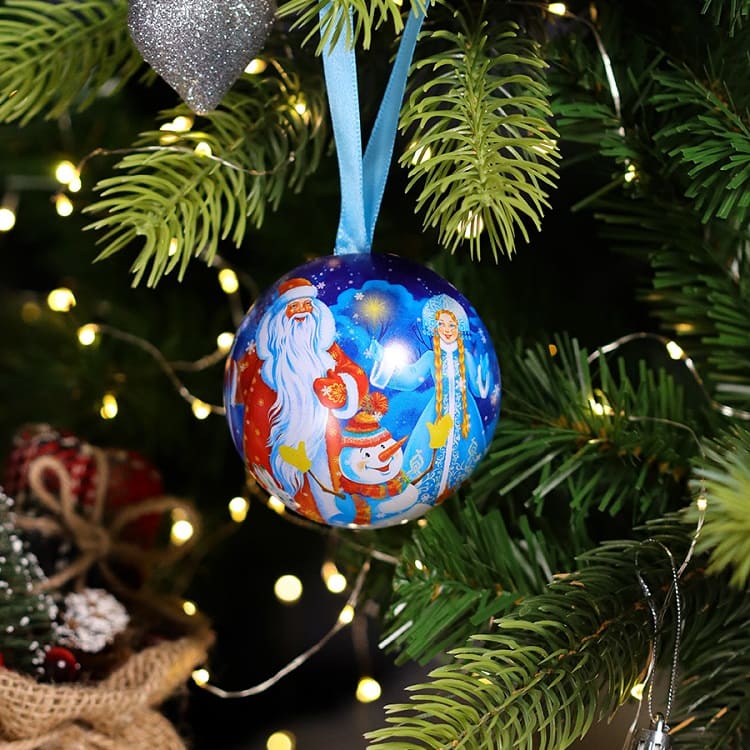 Металлический шар с предсказаниями, Дед Мороз с внучкой