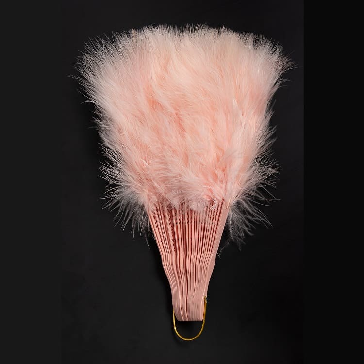 Веер с декоративными перьями, розовый персик