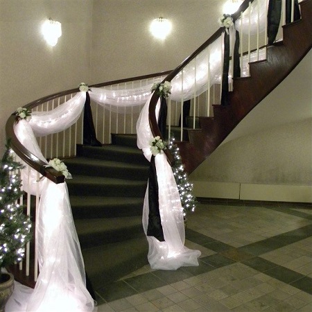 26f16b879b2f958b8c8d658b5a6aed73--wedding-stairs-decorating-stairs-for-wedding.jpg